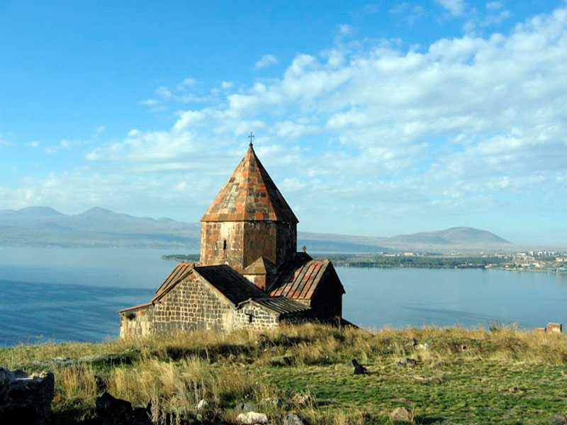 Температура озера севан. Озеро Севан Армения. Церковь на озере Севан. Монастырский комплекс Севанаванк. Церковь на Севане возле озера Севан.