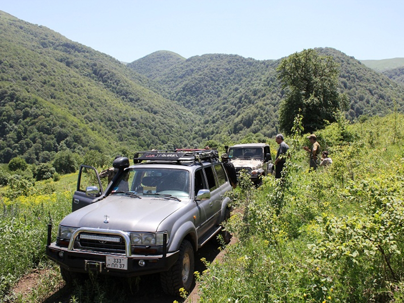 Traveling armenia. Джип тур в Армении. Jeep в Армения. Джипы из Армении. Внедорожник армянского производства.